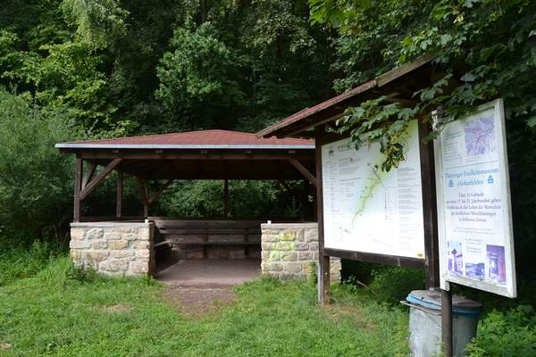 Nearby Barchfeld there is a picnic area with a roofed table and a barbeque hut right next to the cycling route. 