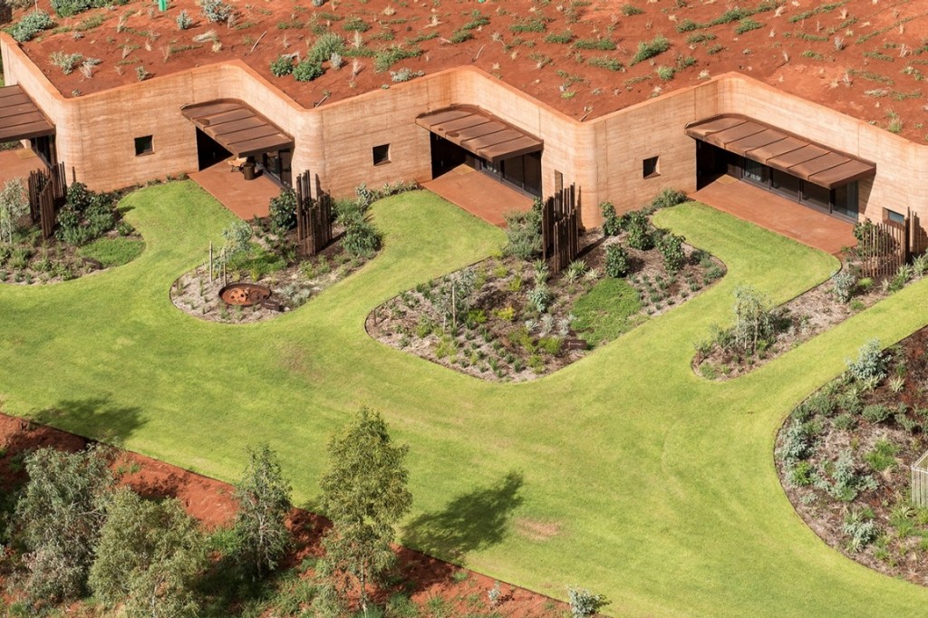 With 450mm thick rammed earth facade and the sand dune forming their roofs, the residences have the best thermal mass available, making them naturally cool in the subtropical climate.